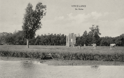 14999 Gezicht over de Oude Vecht op het terrein van het kasteel Vreeland (Provincialeweg) te Vreeland uit het ...